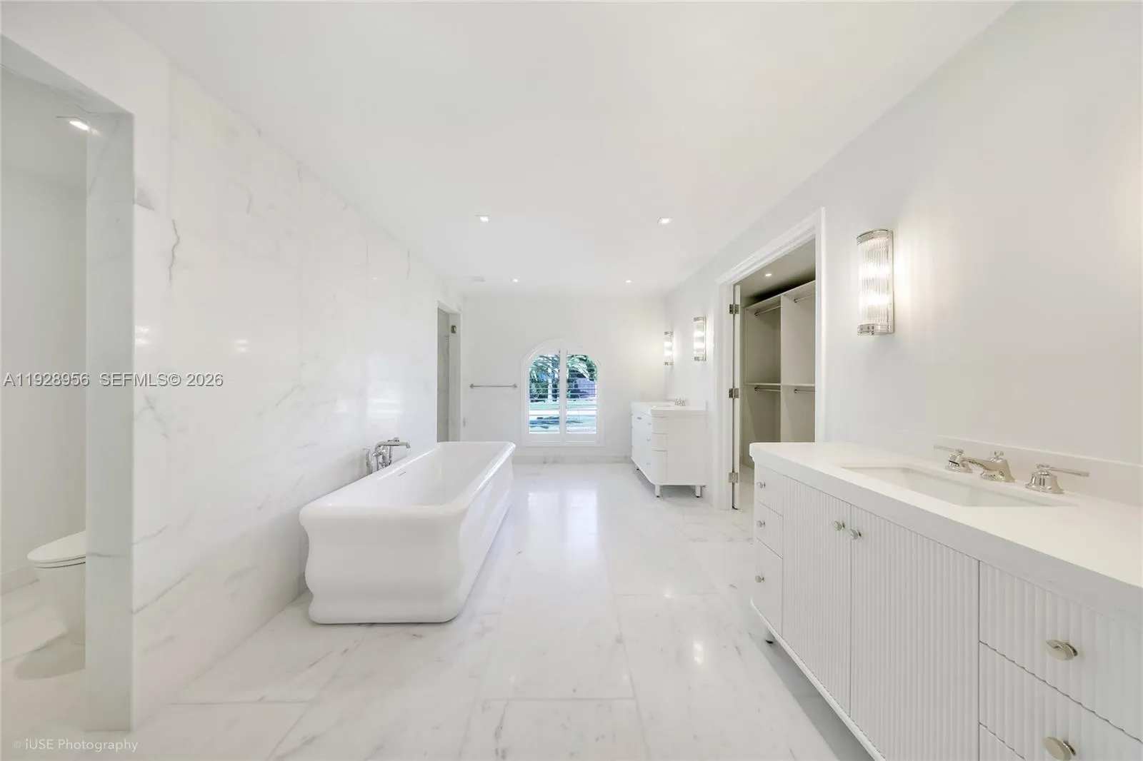 55 La Gorce Cir 1a, Miami Beach, Florida 33141, Miami Beach, Florida 33141, 5 Bedrooms Bedrooms, ,5 BathroomsBathrooms,Residential Lease,For Rent,55 La Gorce Cir 1a, Miami Beach, Florida 33141,A11928956