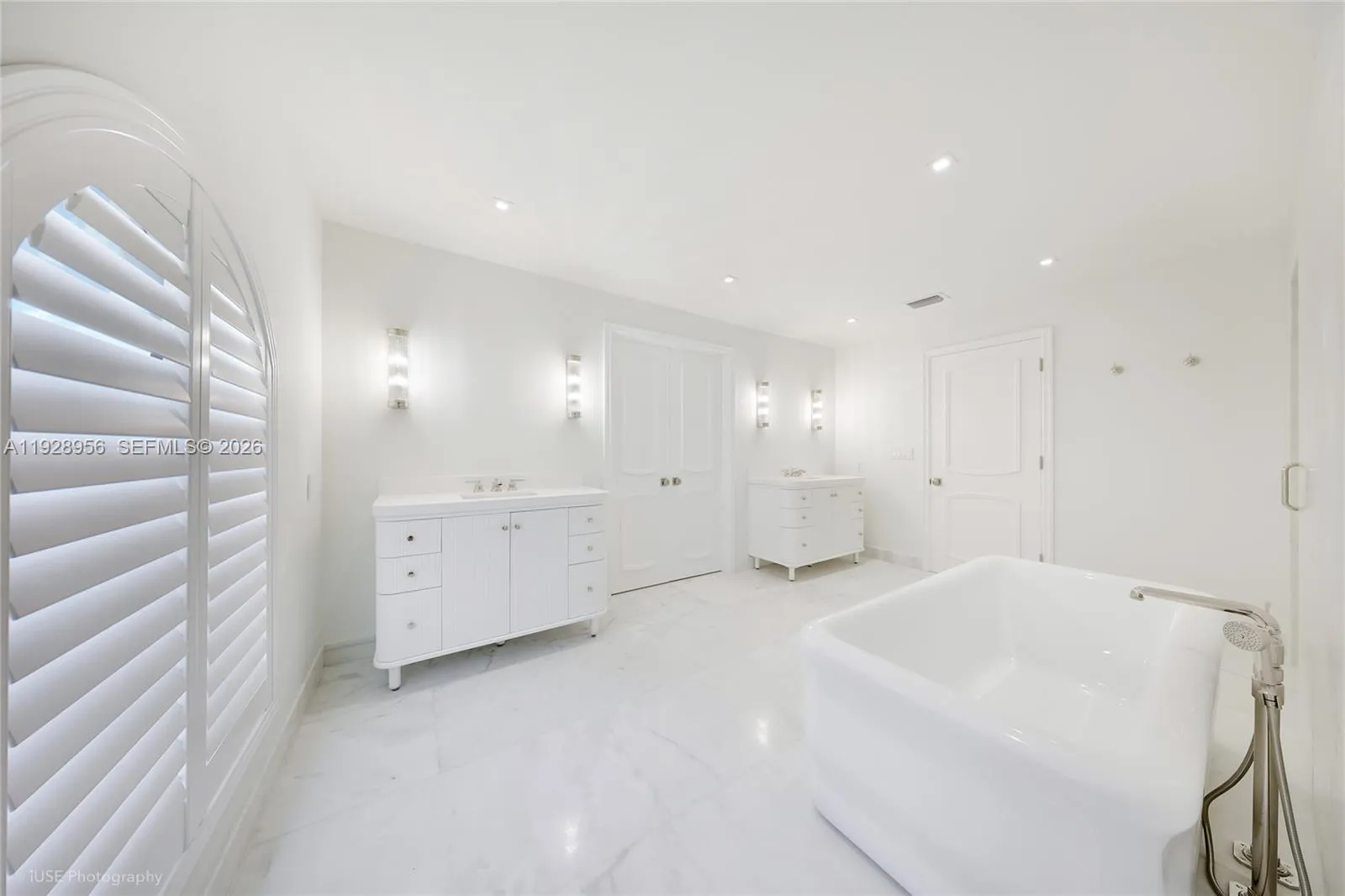 55 La Gorce Cir 1a, Miami Beach, Florida 33141, Miami Beach, Florida 33141, 5 Bedrooms Bedrooms, ,5 BathroomsBathrooms,Residential Lease,For Rent,55 La Gorce Cir 1a, Miami Beach, Florida 33141,A11928956