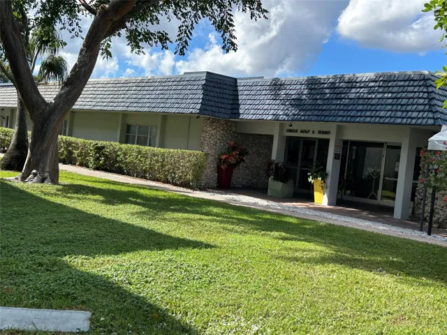 CLUBHOUSE - Many amenities