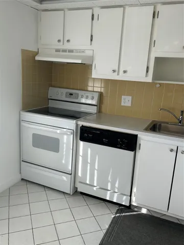 EAT IN KITCHEN - Newer appliances