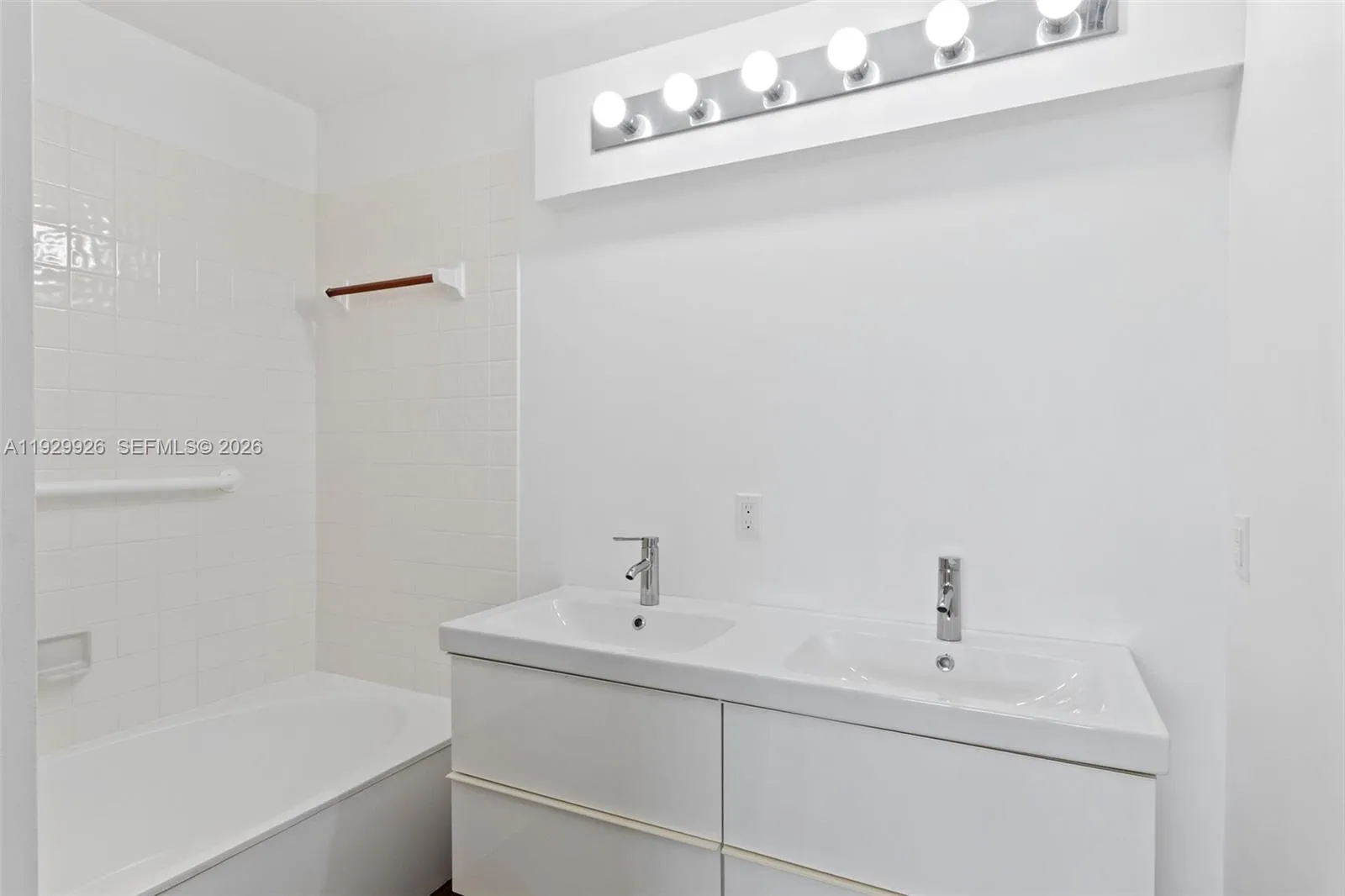 15569 N Miami Lakeway N 205-16, Miami Lakes, Flori, Miami Lakes, Florida 33014, 2 Bedrooms Bedrooms, ,2 BathroomsBathrooms,Residential Lease,For Rent,15569 N Miami Lakeway N 205-16, Miami Lakes, Flori,A11929926
