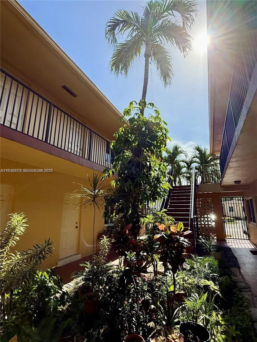 1733 Mayo St 2, Hollywood, Florida 33020, Hollywood, Florida 33020, 1 Bedroom Bedrooms, ,1 BathroomBathrooms,Residential,For Sale,1733 Mayo St 2, Hollywood, Florida 33020,A11930155