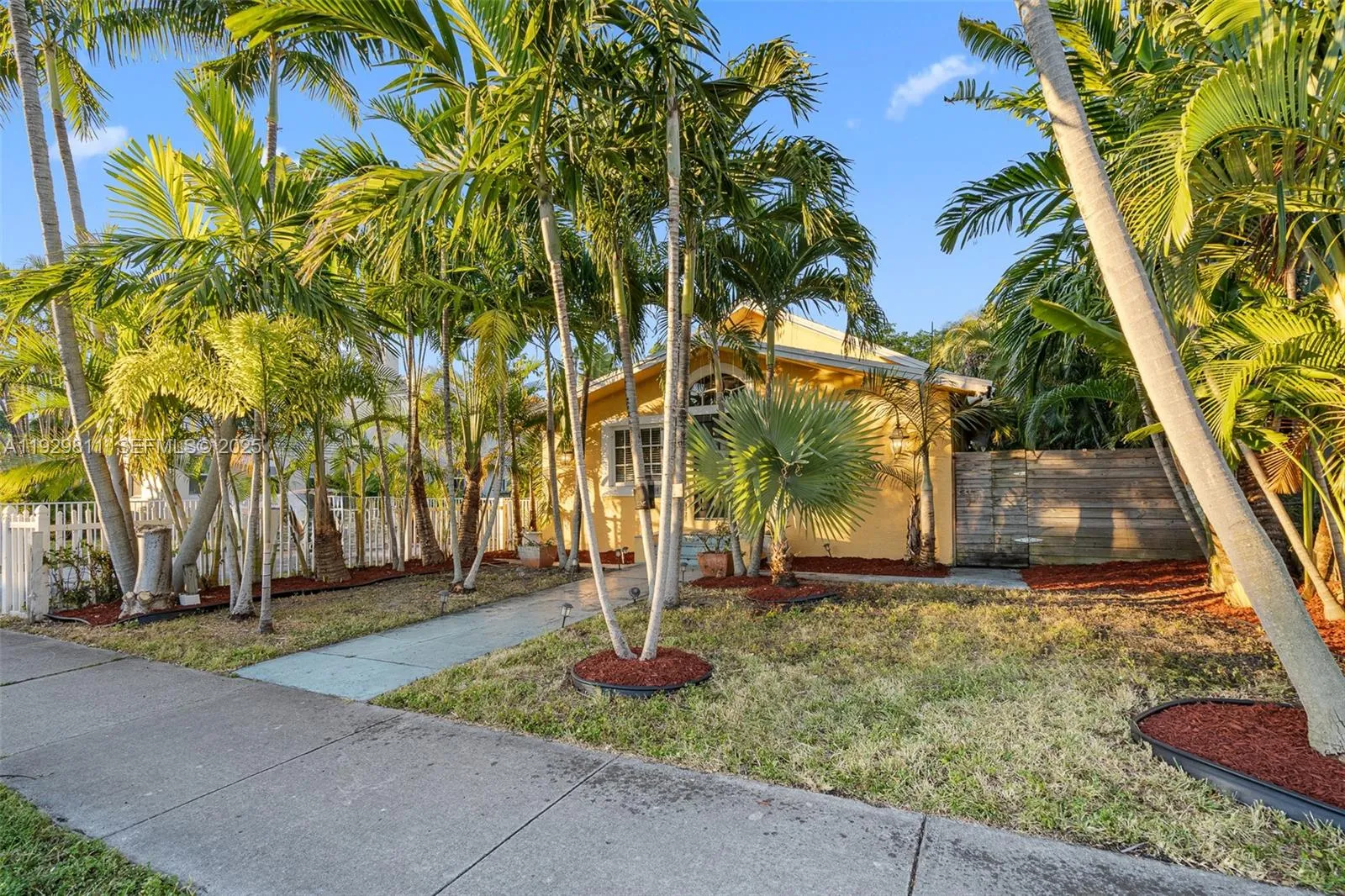 1547 Harrison St, Hollywood, Florida 33020, Hollywood, Florida 33020, 3 Bedrooms Bedrooms, ,2 BathroomsBathrooms,Residential,For Sale,1547 Harrison St, Hollywood, Florida 33020,A11929811