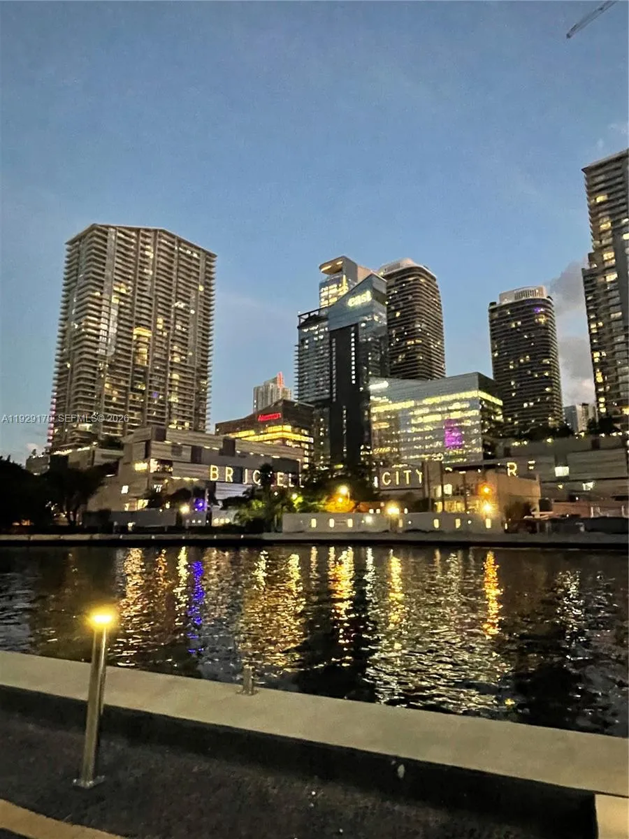 Right in front of Brickell City Center and Mary Brickell plaza, Miami\'s one of the nicest Malls for shopping and/or entertainment.
