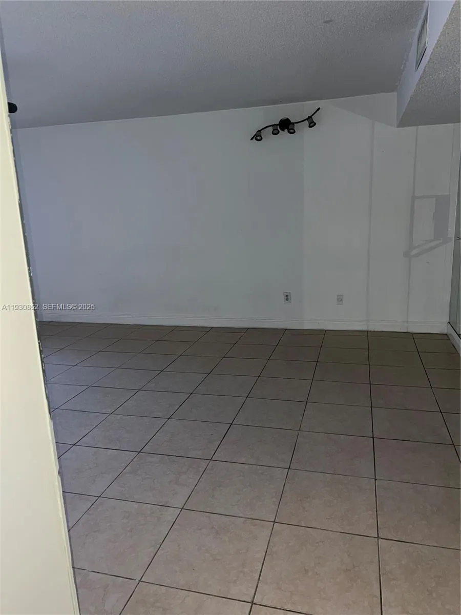 8635 Nw 8th St 210, Miami, Florida 33126, Miami, Florida 33126, 2 Bedrooms Bedrooms, ,2 BathroomsBathrooms,Residential Lease,For Rent,8635 Nw 8th St 210, Miami, Florida 33126,A11930862