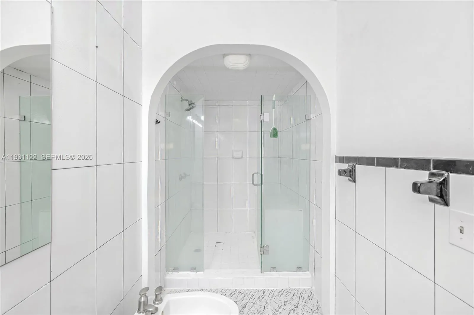 Primary en suite bathroom