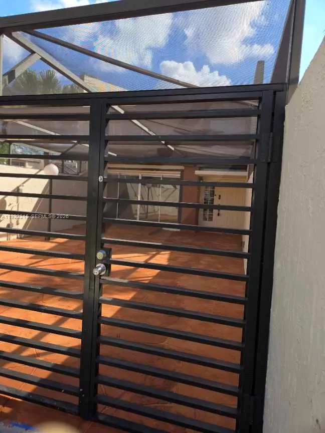 Front patio entrance\r\nscreen