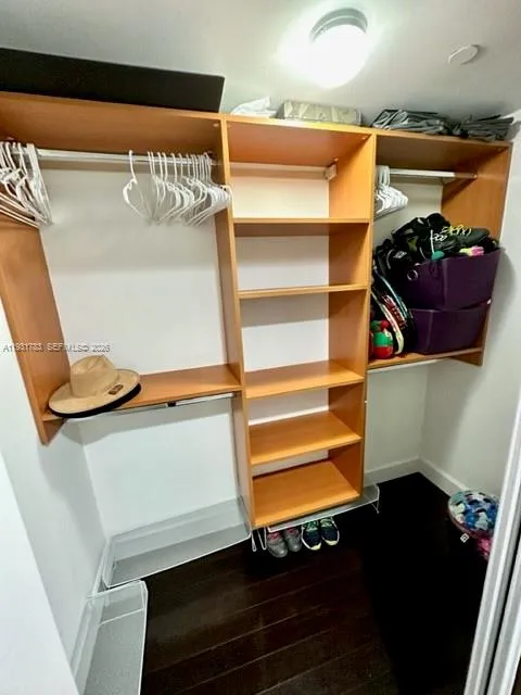 3rd Bedroom Walkin Closet