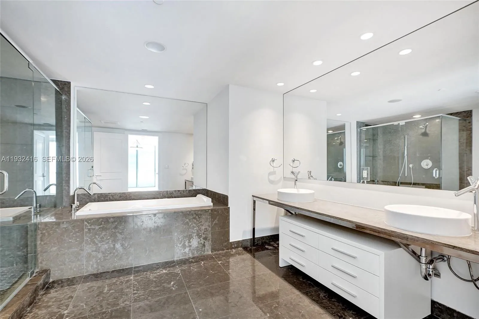 495 Brickell Ave 2301, Miami, Florida 33131, Miami, Florida 33131, 3 Bedrooms Bedrooms, ,2 BathroomsBathrooms,Residential Lease,For Rent,495 Brickell Ave 2301, Miami, Florida 33131,A11932416