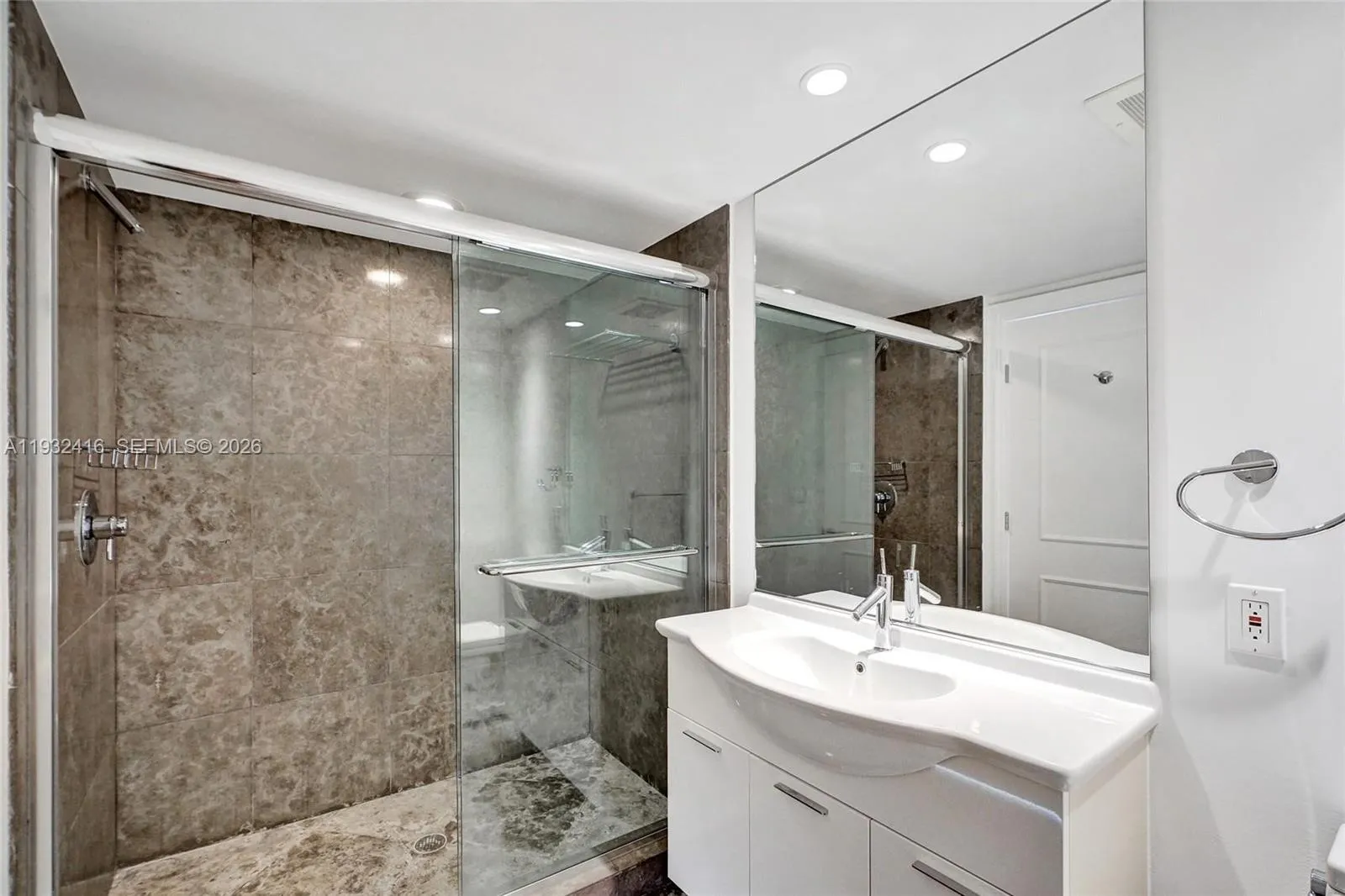 495 Brickell Ave 2301, Miami, Florida 33131, Miami, Florida 33131, 3 Bedrooms Bedrooms, ,2 BathroomsBathrooms,Residential Lease,For Rent,495 Brickell Ave 2301, Miami, Florida 33131,A11932416