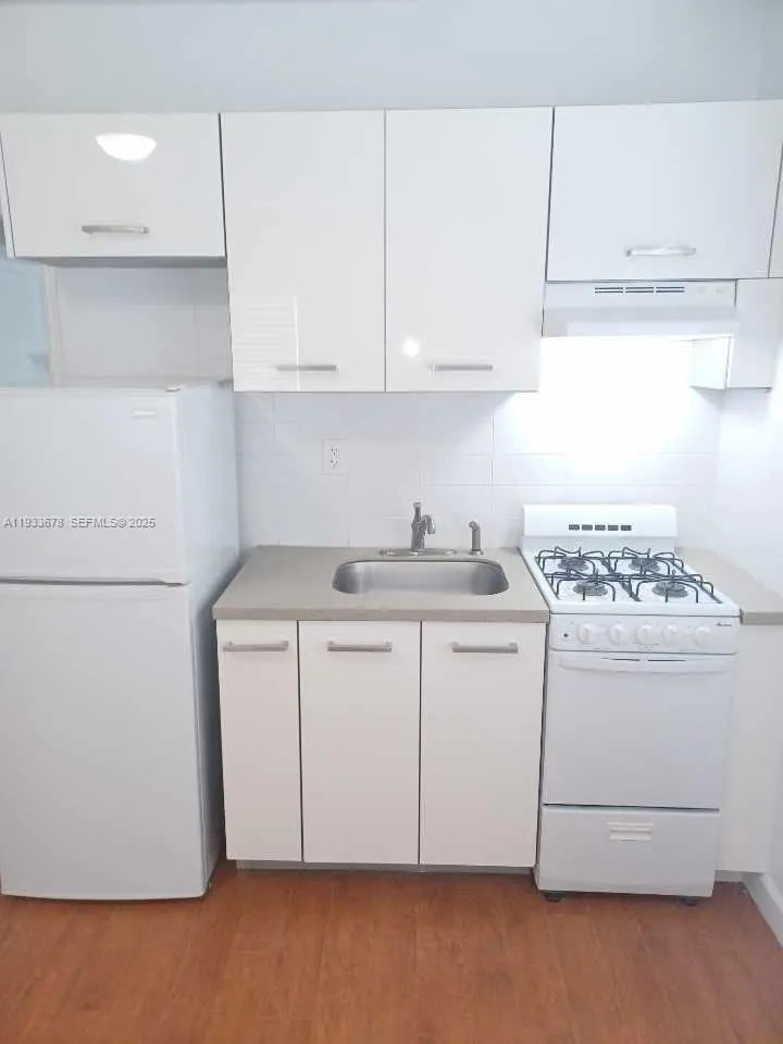 6950 Byron Ave 7, Miami Beach, Florida 33141, Miami Beach, Florida 33141, ,1 BathroomBathrooms,Residential Lease,For Rent,6950 Byron Ave 7, Miami Beach, Florida 33141,A11933678