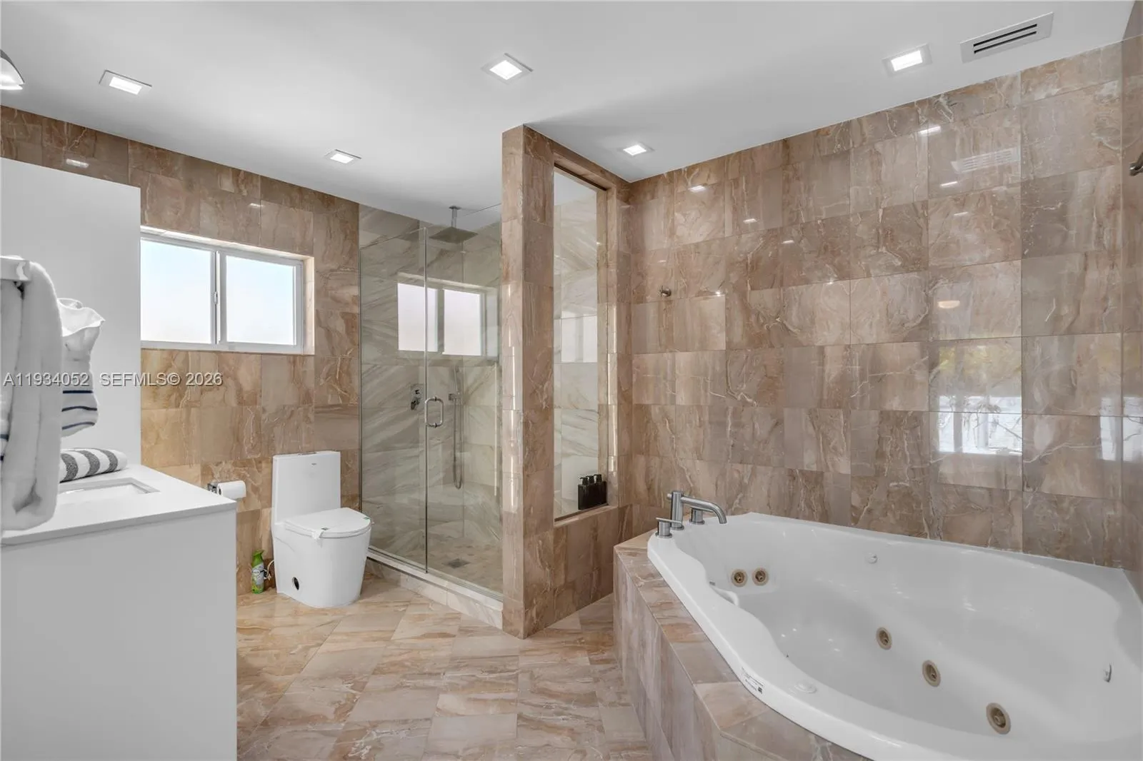 1045 Hollywood Blvd, Hollywood, Florida 33019, Hollywood, Florida 33019, 3 Bedrooms Bedrooms, ,2 BathroomsBathrooms,Residential,For Sale,1045 Hollywood Blvd, Hollywood, Florida 33019,A11934052
