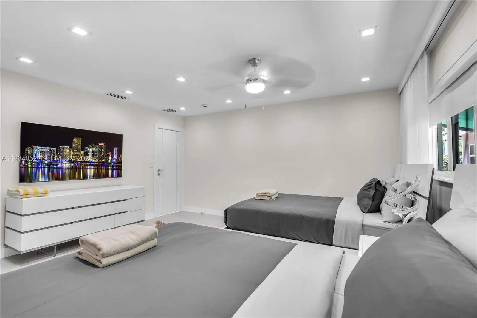 1045 Hollywood Blvd, Hollywood, Florida 33019, Hollywood, Florida 33019, 3 Bedrooms Bedrooms, ,2 BathroomsBathrooms,Residential,For Sale,1045 Hollywood Blvd, Hollywood, Florida 33019,A11934052