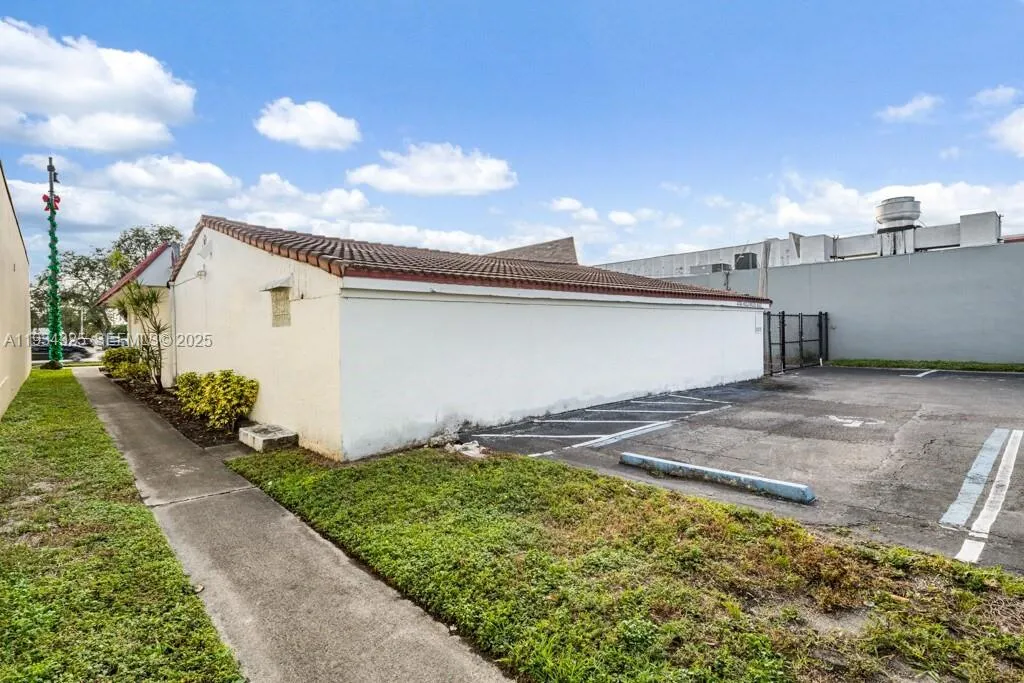4749 Hollywood Blvd, Hollywood, Florida 33021, Hollywood, Florida 33021, ,Commercial Sale,For Sale,4749 Hollywood Blvd, Hollywood, Florida 33021,A11934325