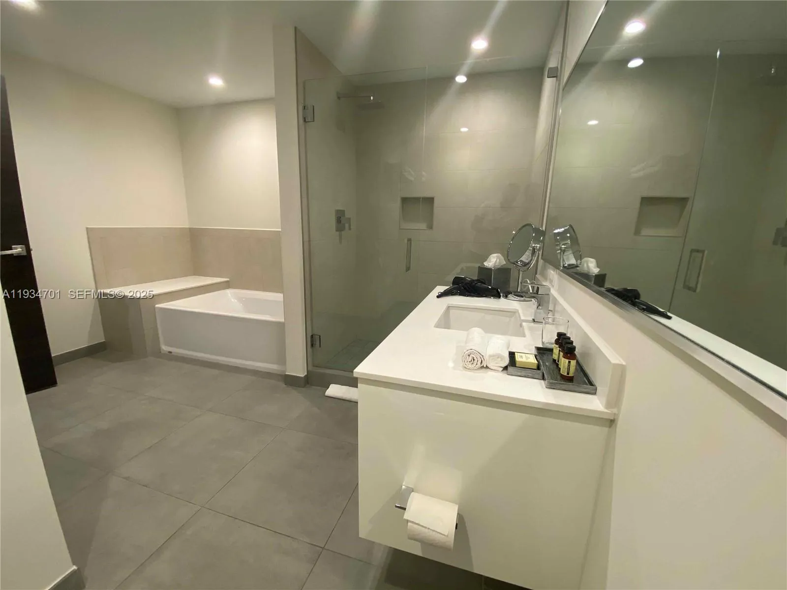 777 N Ocean Dr S514, Hollywood, Florida 33019, Hollywood, Florida 33019, 1 Bedroom Bedrooms, ,1 BathroomBathrooms,Residential,For Sale,777 N Ocean Dr S514, Hollywood, Florida 33019,A11934701