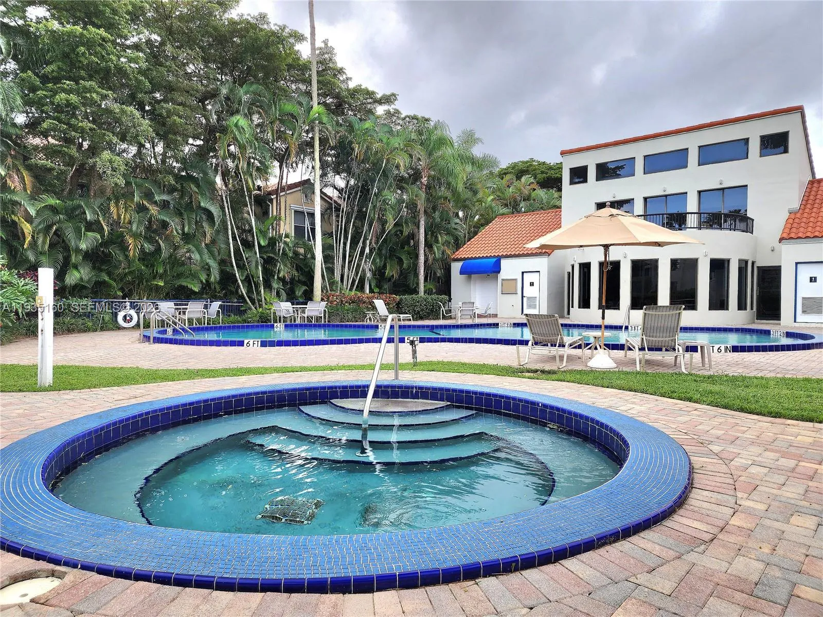 COMMUNITY POOL & JACUZZI