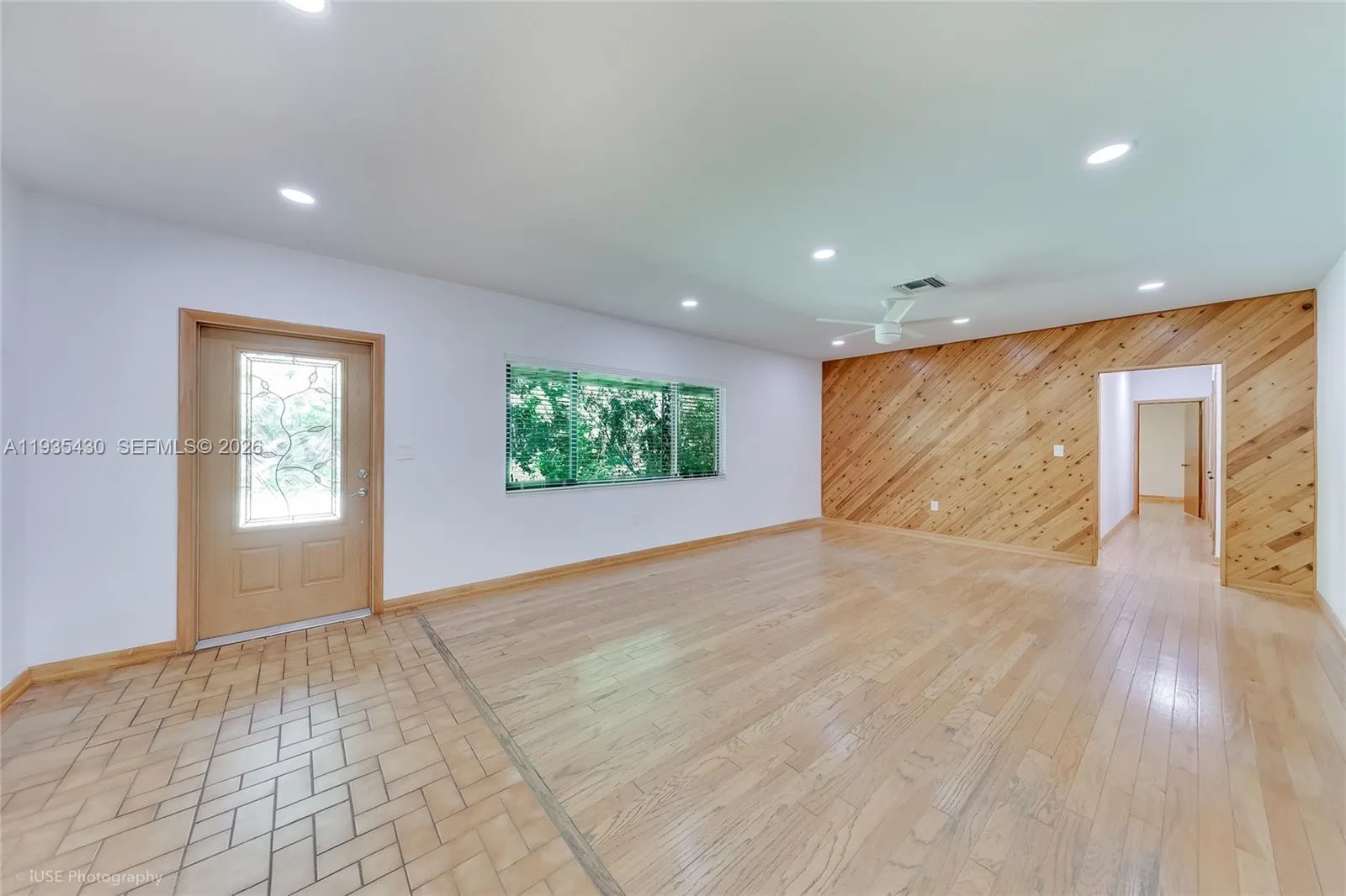 Wonderful Living Room For The Largest Gatherings