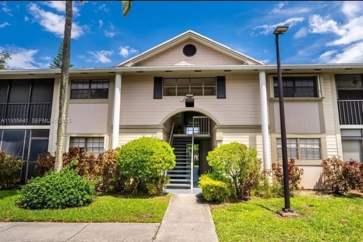 811 Ne 199th St 206-33, Miami, Florida 33179, Miami, Florida 33179, 2 Bedrooms Bedrooms, ,2 BathroomsBathrooms,Residential Lease,For Rent,811 Ne 199th St 206-33, Miami, Florida 33179,A11935641