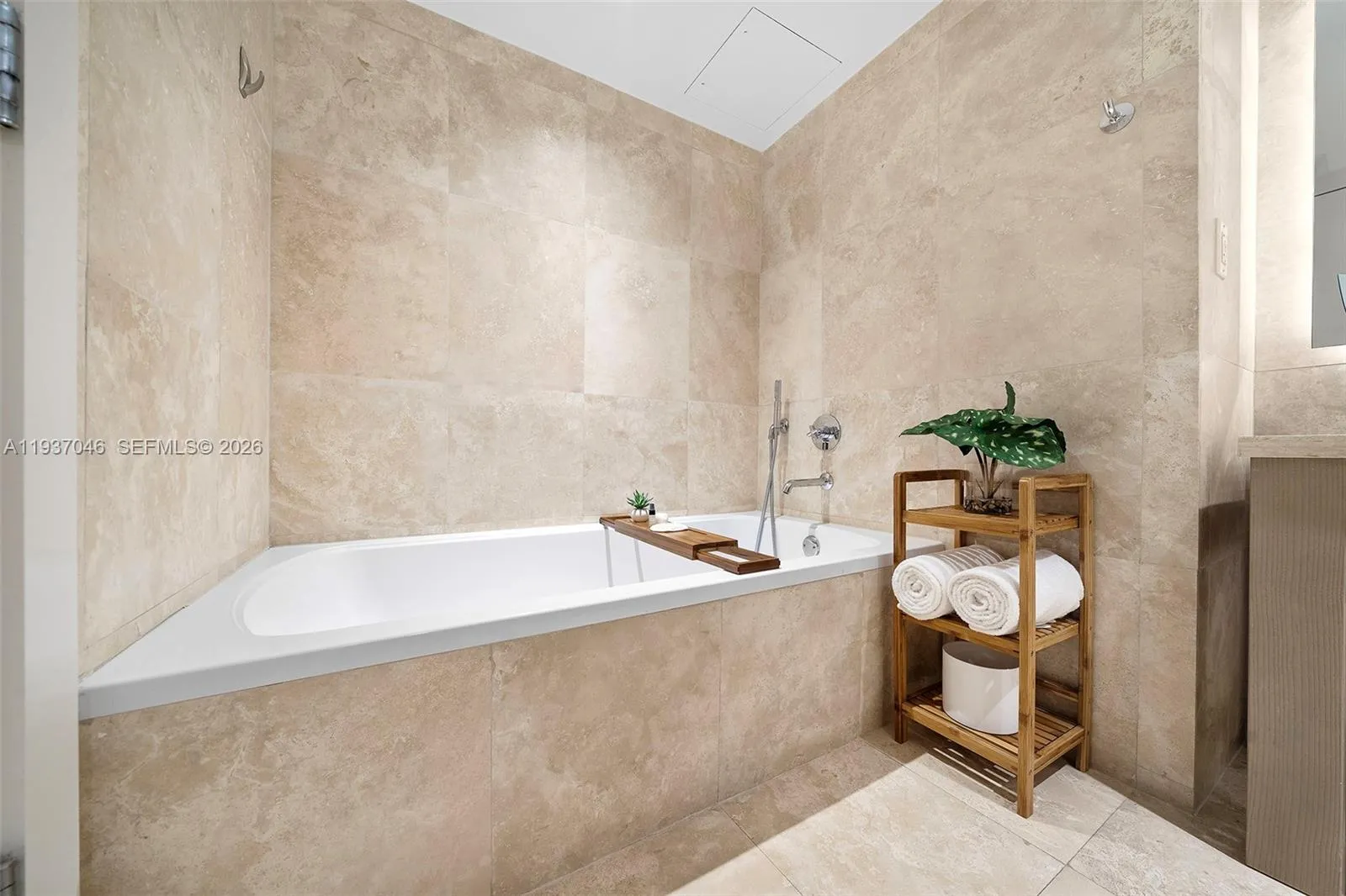 102 24th St 1207, Miami Beach, Florida 33139, Miami Beach, Florida 33139, 3 Bedrooms Bedrooms, ,3 BathroomsBathrooms,Residential Lease,For Rent,102 24th St 1207, Miami Beach, Florida 33139,A11937046