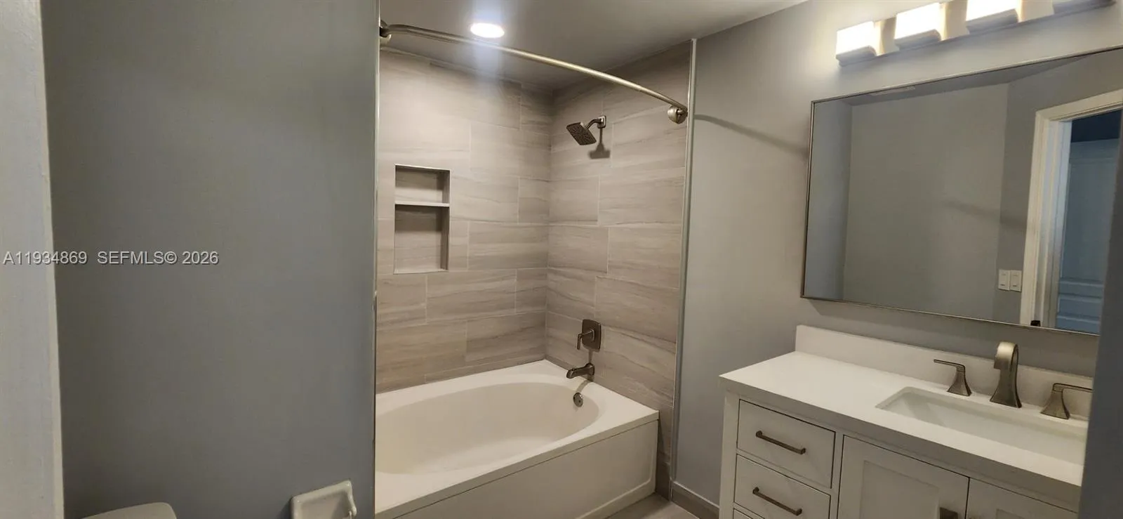 211 Mallory Ct 211, Weston, Florida 33326, Weston, Florida 33326, 2 Bedrooms Bedrooms, ,1 BathroomBathrooms,Residential Lease,For Rent,211 Mallory Ct 211, Weston, Florida 33326,A11934869