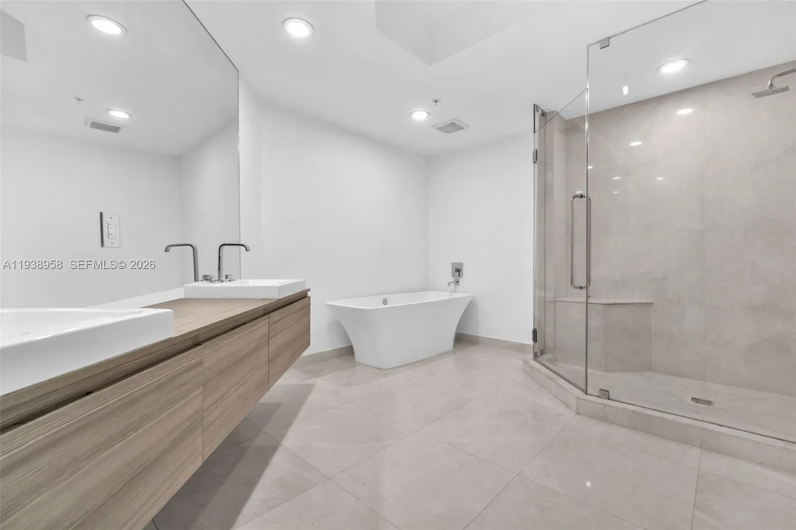 17111 Biscayne Blvd 411, North Miami Beach, Florid, North Miami Beach, Florida 33160, 2 Bedrooms Bedrooms, ,2 BathroomsBathrooms,Residential,For Sale,17111 Biscayne Blvd 411, North Miami Beach, Florid,A11938958