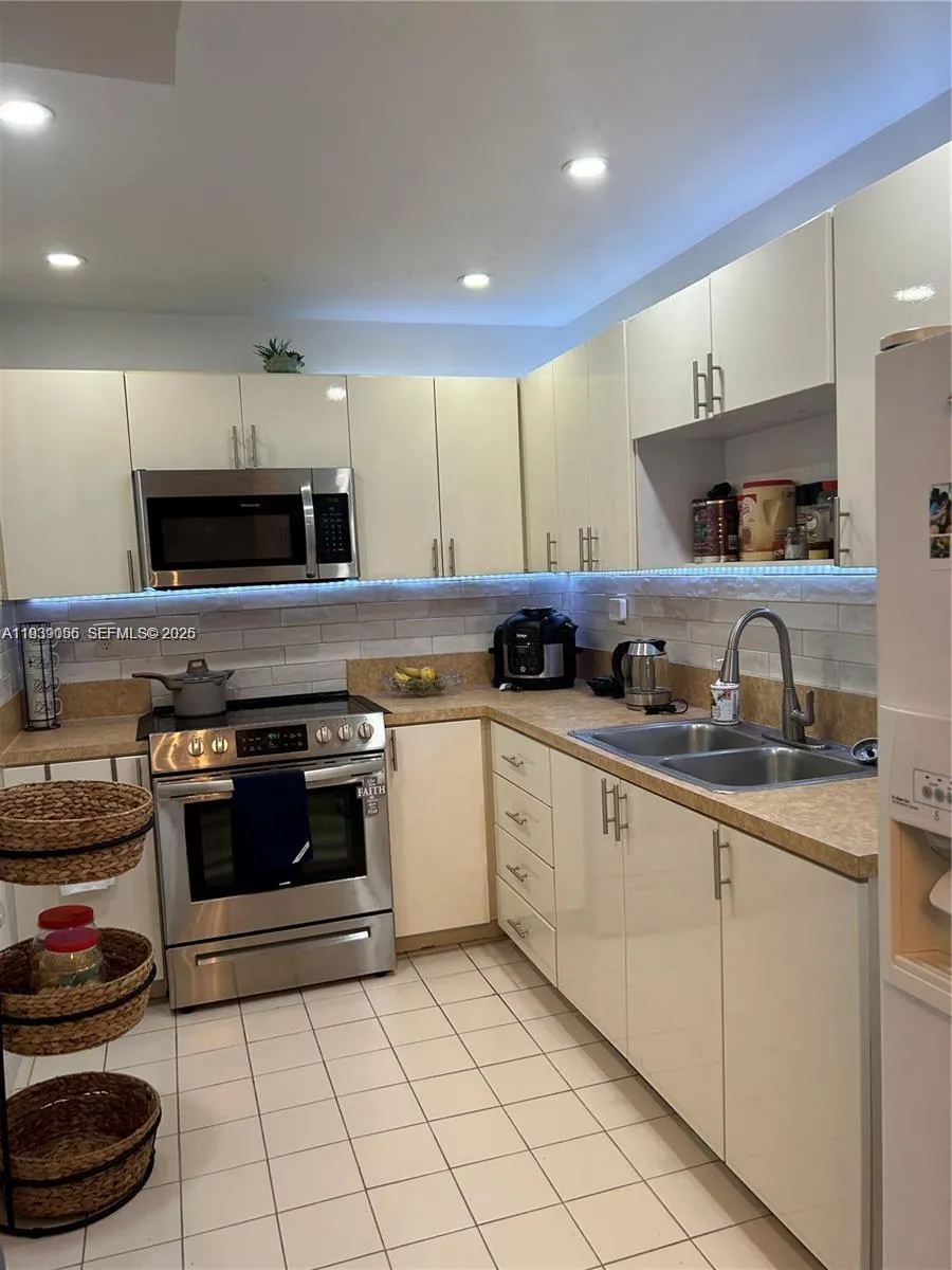 8251 Nw 8th St 214, Miami, Florida 33126, Miami, Florida 33126, 2 Bedrooms Bedrooms, ,2 BathroomsBathrooms,Residential,For Sale,8251 Nw 8th St 214, Miami, Florida 33126,A11939056