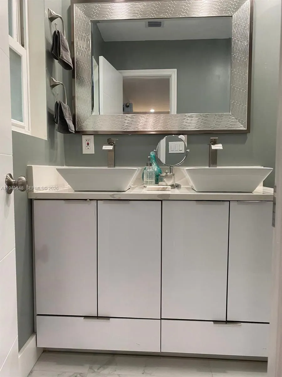 428 N Crescent Dr, Hollywood, Florida 33021, Hollywood, Florida 33021, 4 Bedrooms Bedrooms, ,2 BathroomsBathrooms,Residential,For Sale,428 N Crescent Dr, Hollywood, Florida 33021,A11940548