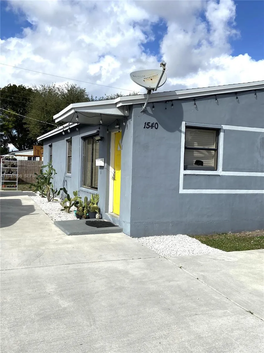 Hollywood, Florida 33024, 3 Bedrooms Bedrooms, ,1 BathroomBathrooms,Residential,For Sale,A11941598