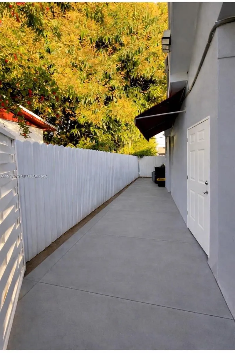 Private entry for 3rd bedroom-ADU