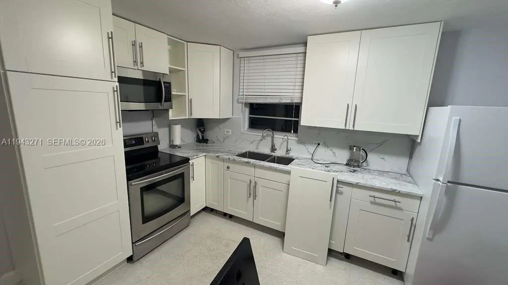 1610 N Hayes Str B, Hollywood, Florida 33020, Hollywood, Florida 33020, 2 Bedrooms Bedrooms, ,1 BathroomBathrooms,Residential Lease,For Rent,1610 N Hayes Str B, Hollywood, Florida 33020,A11943271