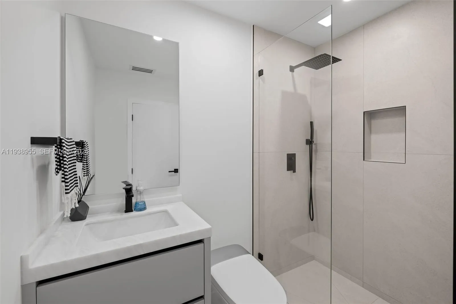 7910 Nw 169th Ter, Miami Lakes, Florida 33016, Miami Lakes, Florida 33016, 4 Bedrooms Bedrooms, ,3 BathroomsBathrooms,Residential,For Sale,7910 Nw 169th Ter, Miami Lakes, Florida 33016,A11938955
