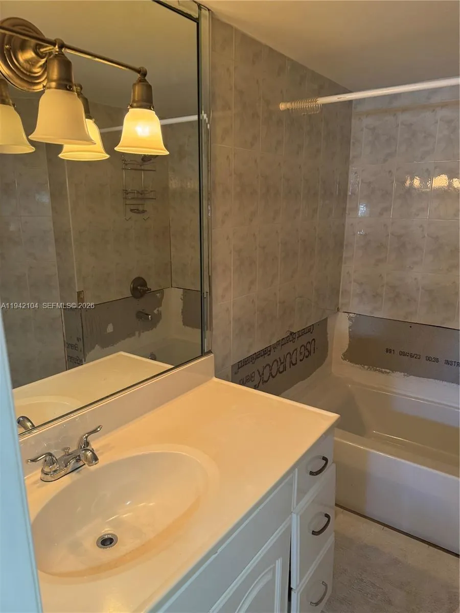 9421 Fontainebleau Blvd 204-35, Miami, Florida 331, Miami, Florida 33172, 2 Bedrooms Bedrooms, ,2 BathroomsBathrooms,Residential,For Sale,9421 Fontainebleau Blvd 204-35, Miami, Florida 331,A11942104