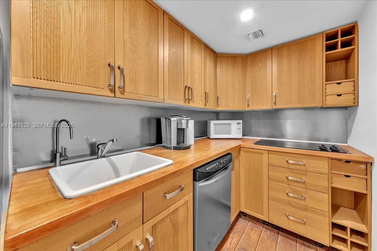 500 Ne 25th St 10, Pompano Beach, Florida 33064, Pompano Beach, Florida 33064, ,Commercial Lease,For Rent,500 Ne 25th St 10, Pompano Beach, Florida 33064,A11943626