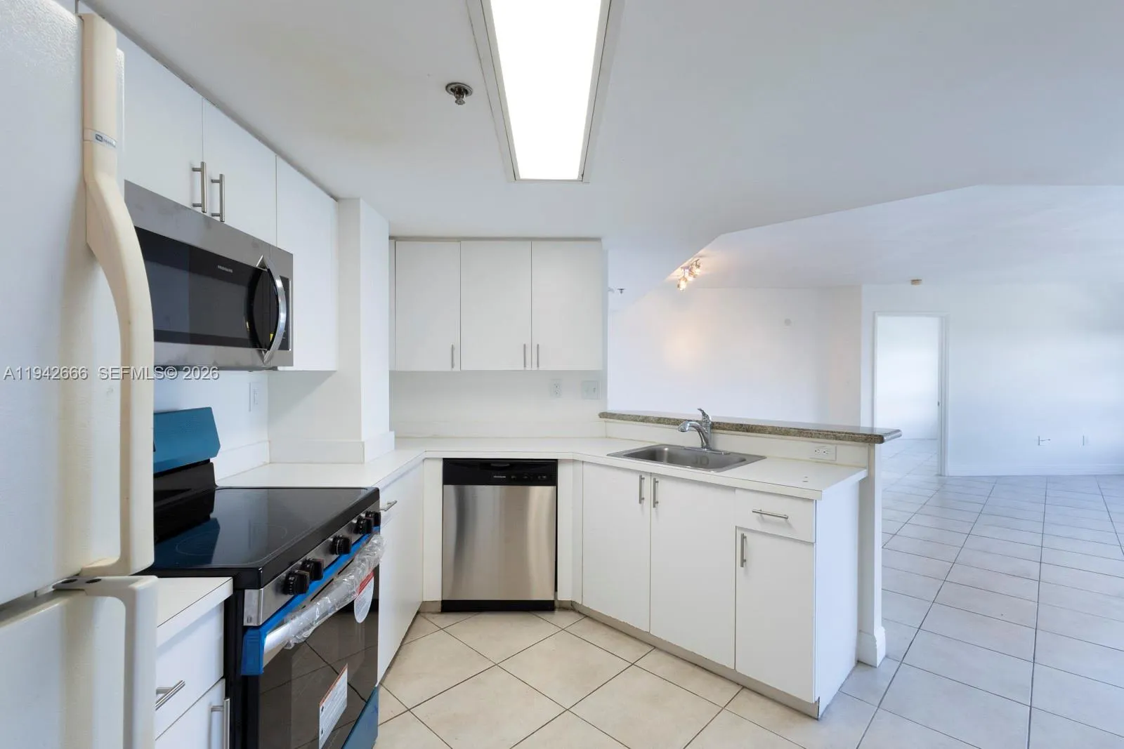 2351 Douglas Rd 701, Miami, Florida 33145, Miami, Florida 33145, 2 Bedrooms Bedrooms, ,2 BathroomsBathrooms,Residential Lease,For Rent,2351 Douglas Rd 701, Miami, Florida 33145,A11942666