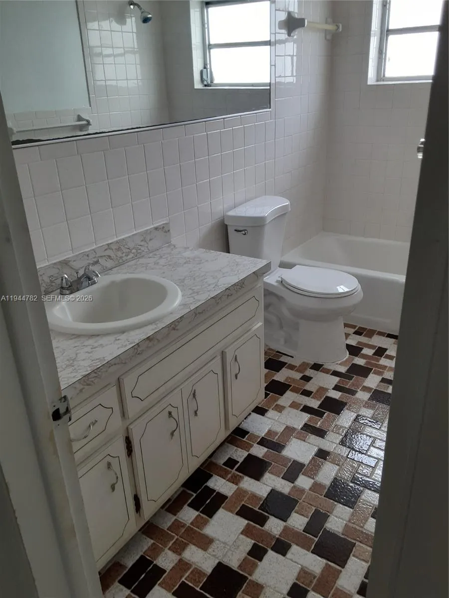 1943 Monroe St 306a, Hollywood, Florida 33020, Hollywood, Florida 33020, 1 Bedroom Bedrooms, ,1 BathroomBathrooms,Residential,For Sale,1943 Monroe St 306a, Hollywood, Florida 33020,A11944782