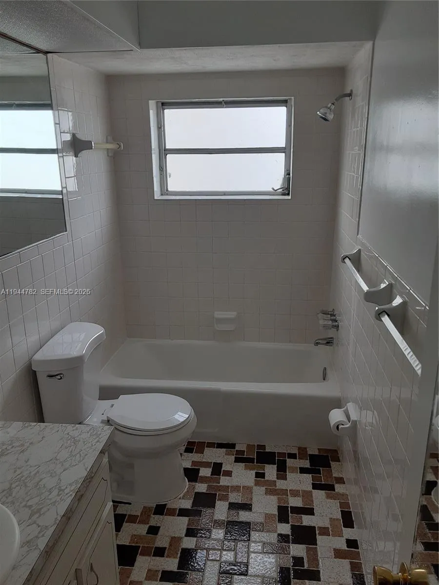 1943 Monroe St 306a, Hollywood, Florida 33020, Hollywood, Florida 33020, 1 Bedroom Bedrooms, ,1 BathroomBathrooms,Residential,For Sale,1943 Monroe St 306a, Hollywood, Florida 33020,A11944782