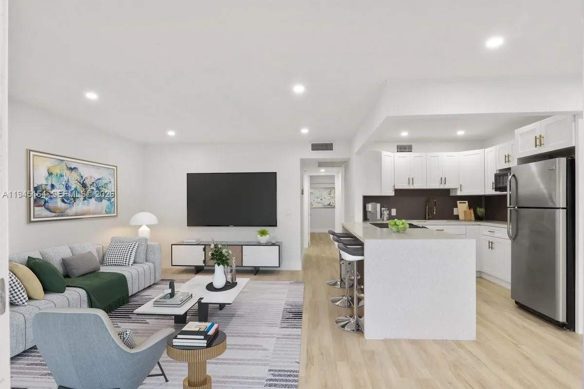 13255 Sw 9th Ct 405g, Pembroke Pines, Florida 3302, Pembroke Pines, Florida 33027, 2 Bedrooms Bedrooms, 1 Room Rooms,1 BathroomBathrooms,Residential,For Sale,13255 Sw 9th Ct 405g, Pembroke Pines, Florida 3302,A11945154