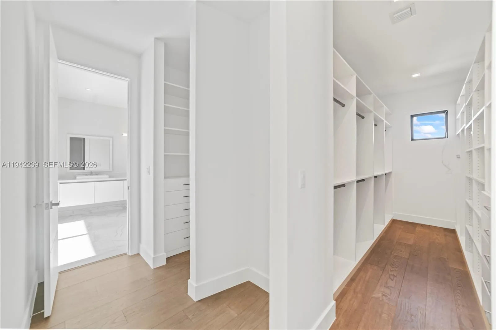 His - Walking Closet