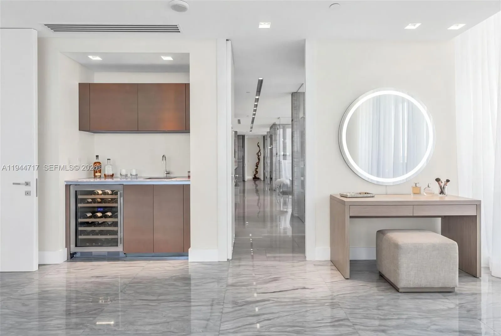 Never leave your suite when you have a fully stocked bar, wine fridge and mini-kitchen! Plenty of room for a vanity or office with ocean views for miles!