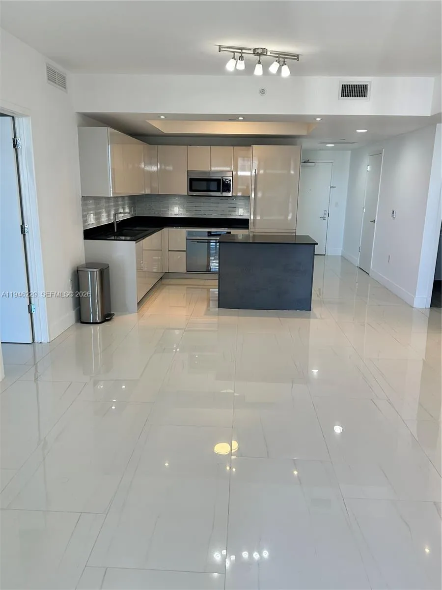 1010 Brickell Ave 3809, Miami, Florida 33131, Miami, Florida 33131, 2 Bedrooms Bedrooms, ,2 BathroomsBathrooms,Residential Lease,For Rent,1010 Brickell Ave 3809, Miami, Florida 33131,A11946229