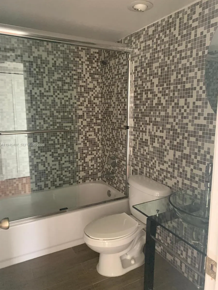 GUESS BATHROOM