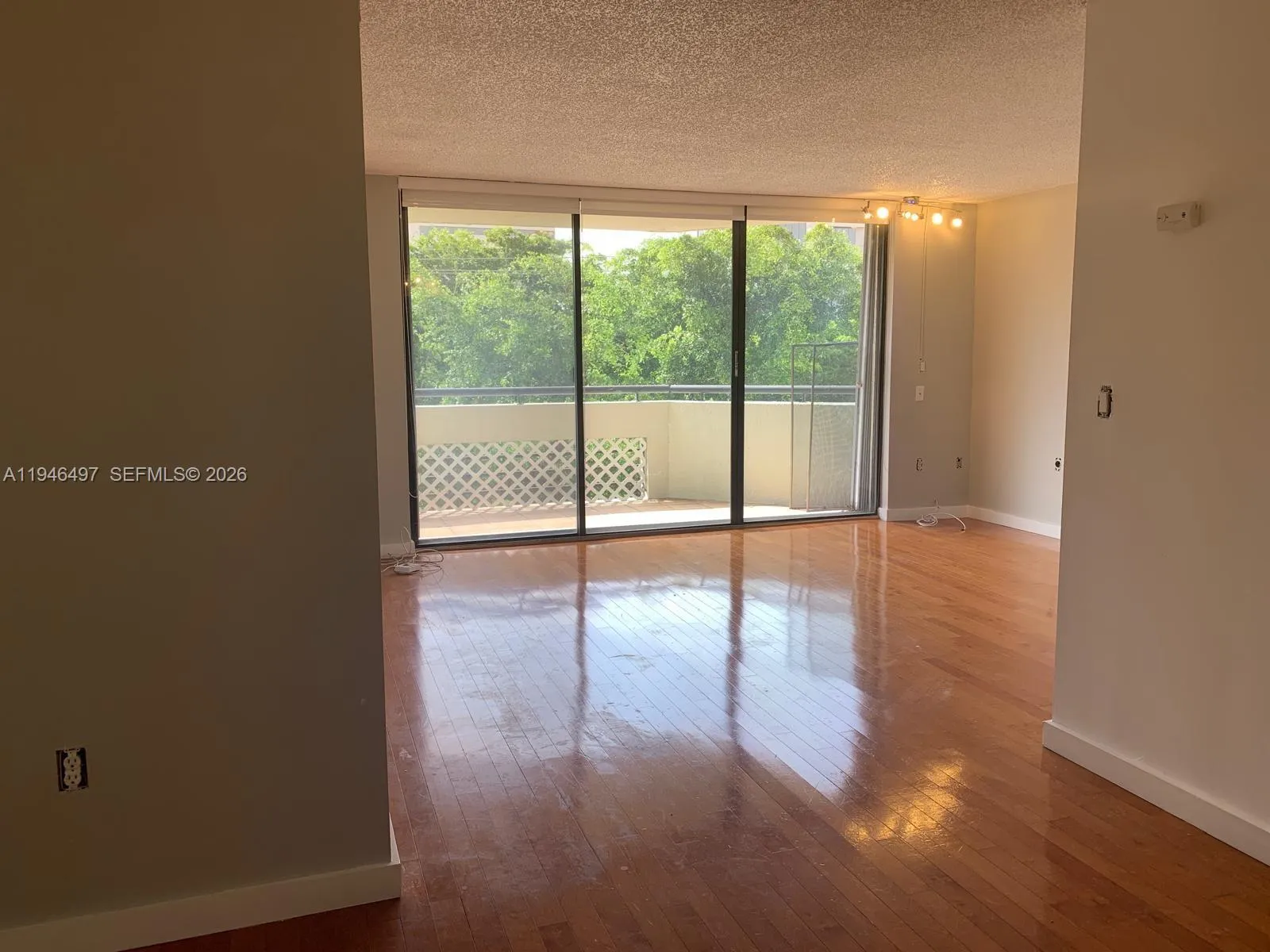 911 E Ponce De Leon Blvd 403, Coral Gables, Florid, Coral Gables, Florida 33134, 2 Bedrooms Bedrooms, ,2 BathroomsBathrooms,Residential Lease,For Rent,911 E Ponce De Leon Blvd 403, Coral Gables, Florid,A11946497