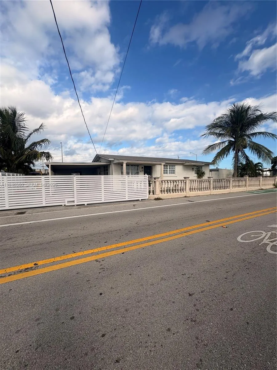 8221 Nw South River Dr 1, Medley, Florida 33166, Medley, Florida 33166, 3 Bedrooms Bedrooms, ,2 BathroomsBathrooms,Residential Lease,For Rent,8221 Nw South River Dr 1, Medley, Florida 33166,A11946360