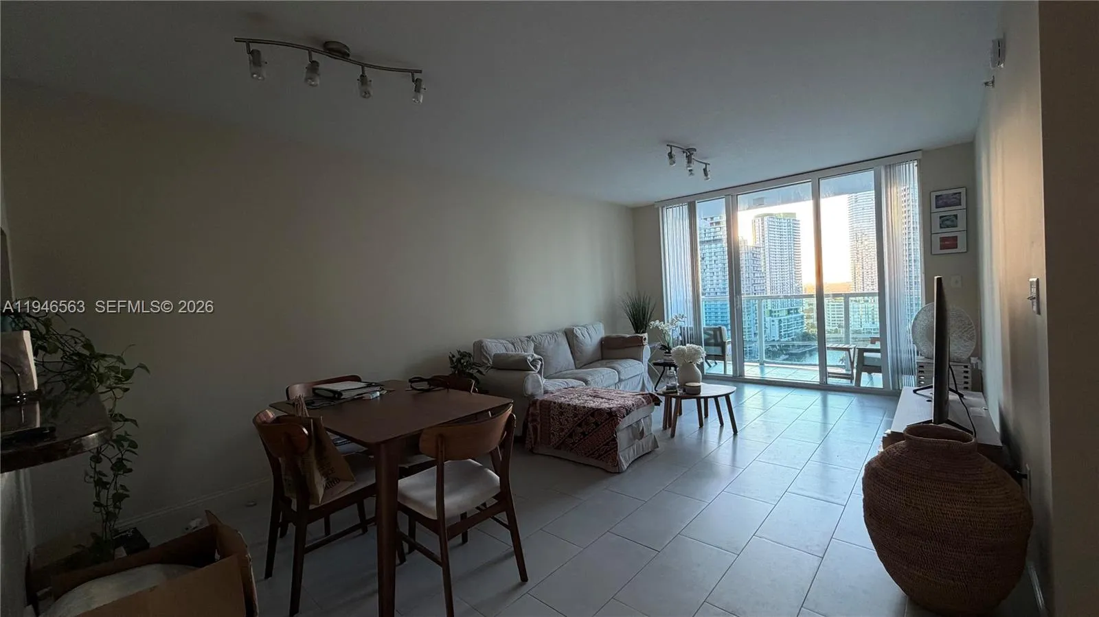 31 Se 5th St 2509, Miami, Florida 33131, Miami, Florida 33131, 1 Bedroom Bedrooms, ,1 BathroomBathrooms,Residential Lease,For Rent,31 Se 5th St 2509, Miami, Florida 33131,A11946563