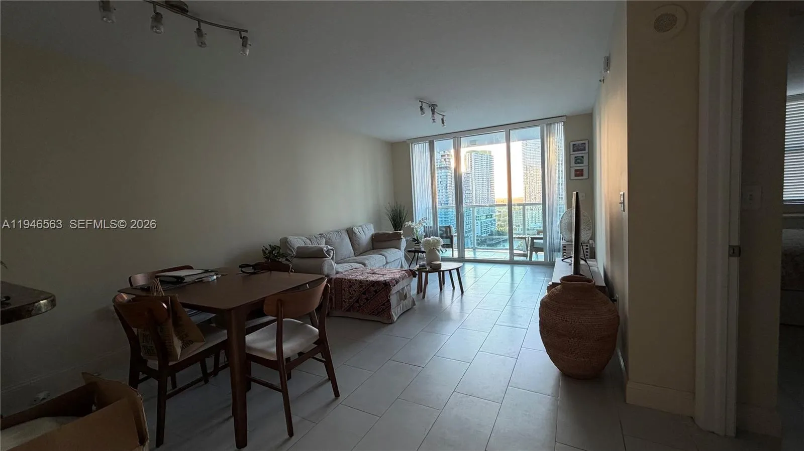 31 Se 5th St 2509, Miami, Florida 33131, Miami, Florida 33131, 1 Bedroom Bedrooms, ,1 BathroomBathrooms,Residential Lease,For Rent,31 Se 5th St 2509, Miami, Florida 33131,A11946563