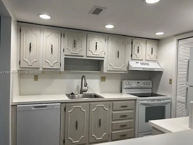 120 Lakeview Dr 205, Weston, Florida 33326, Weston, Florida 33326, 2 Bedrooms Bedrooms, ,2 BathroomsBathrooms,Residential Lease,For Rent,120 Lakeview Dr 205, Weston, Florida 33326,A11932727