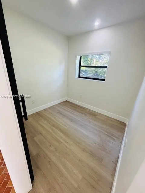 907