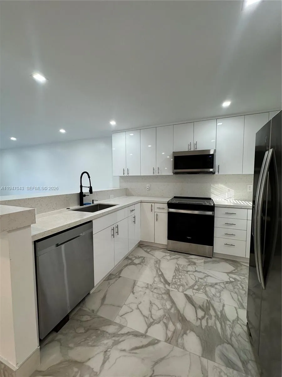 4100 N 58th Ave 211, Hollywood, Florida 33021, Hollywood, Florida 33021, 2 Bedrooms Bedrooms, ,2 BathroomsBathrooms,Residential Lease,For Rent,4100 N 58th Ave 211, Hollywood, Florida 33021,A11947043