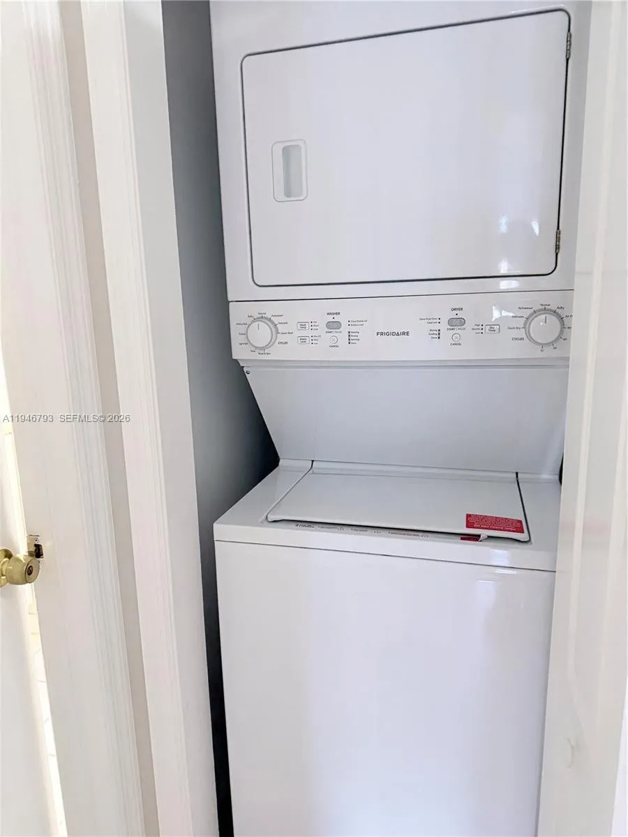 527 W 68th St 1, Hialeah, Florida 33014, Hialeah, Florida 33014, 2 Bedrooms Bedrooms, ,2 BathroomsBathrooms,Residential Lease,For Rent,527 W 68th St 1, Hialeah, Florida 33014,A11946793