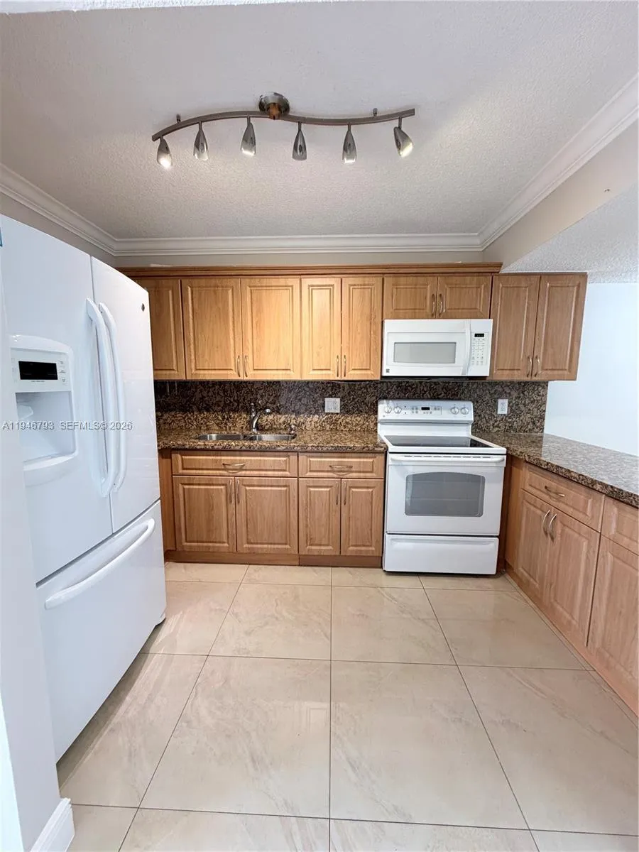 527 W 68th St 1, Hialeah, Florida 33014, Hialeah, Florida 33014, 2 Bedrooms Bedrooms, ,2 BathroomsBathrooms,Residential Lease,For Rent,527 W 68th St 1, Hialeah, Florida 33014,A11946793